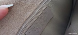 Bolso piel beige con cadena dorada