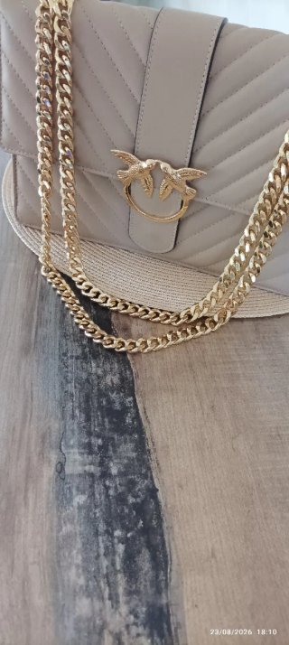 Bolso piel beige con cadena dorada