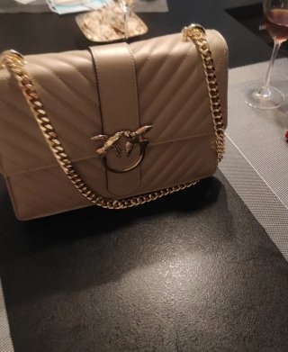 Bolso piel beige con cadena dorada