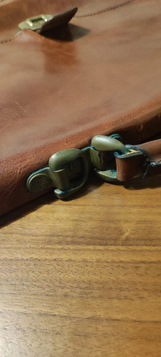 Cartera de piel marrón