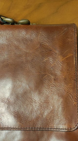 Cartera de piel marrón