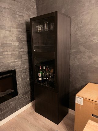 Vitrina de madera y cristal con almacenaje