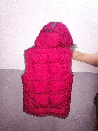 Chaleco acolchado con capucha.