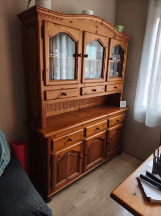 Mueble de pino rústico con vitrina