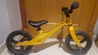 Bicicleta de equilibrio amarilla