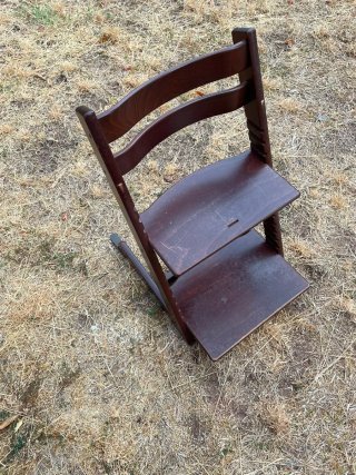 Trona Stokke Trono de madera