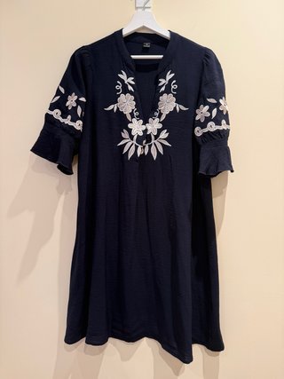 Vestido azul marino bordado flores