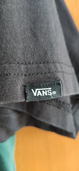 Camiseta Vans bicolor negra y verde
