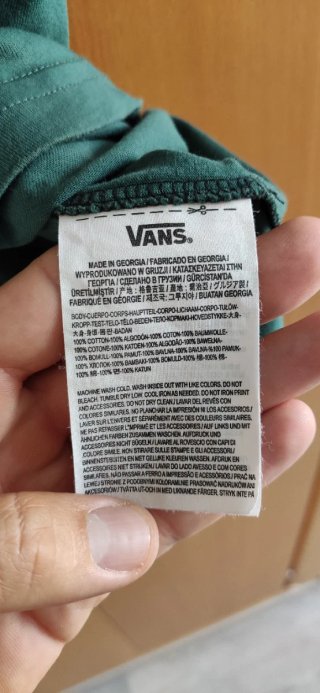Camiseta Vans bicolor negra y verde