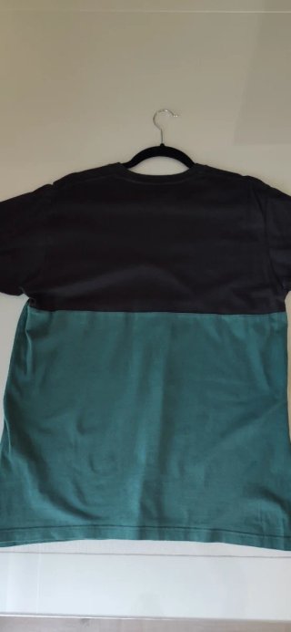 Camiseta Vans bicolor negra y verde