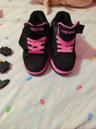 Zapatillas Heelys Negras y Rosas con Ruedas