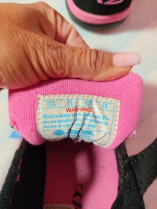 Zapatillas Heelys Negras y Rosas con Ruedas