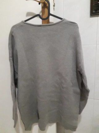 Jersey oversize gris cuello pico