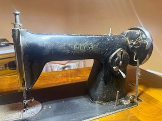 Máquina de coser ALFA antigua con mueble