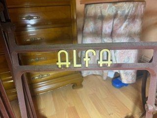 Máquina de coser ALFA antigua con mueble