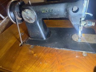 Máquina de coser ALFA antigua con mueble