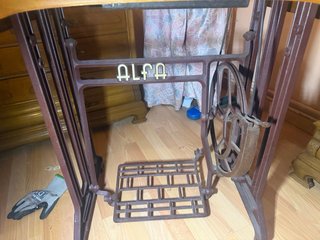 Máquina de coser ALFA antigua con mueble