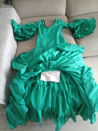 Traje de flamenca verde con lunares y mantoncillo