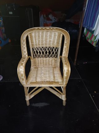 Silla de mimbre para niña