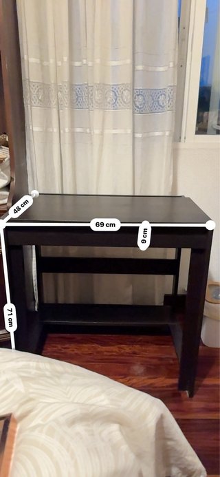 Escritorio de madera oscuro