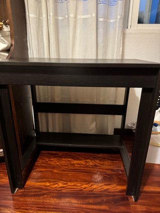 Escritorio de madera oscuro