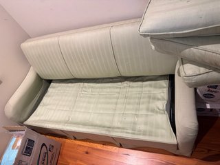 Sofá cama verde pistacho abatible.