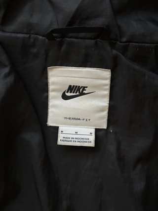 Abrigo Nike con Logo Roto, se le puede quitar