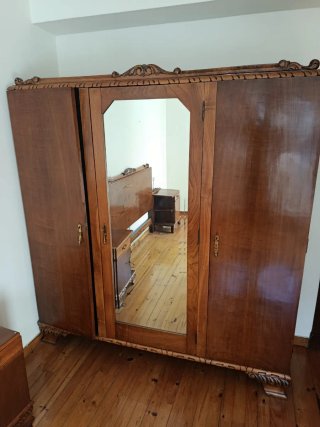 Armario de madera con espejo