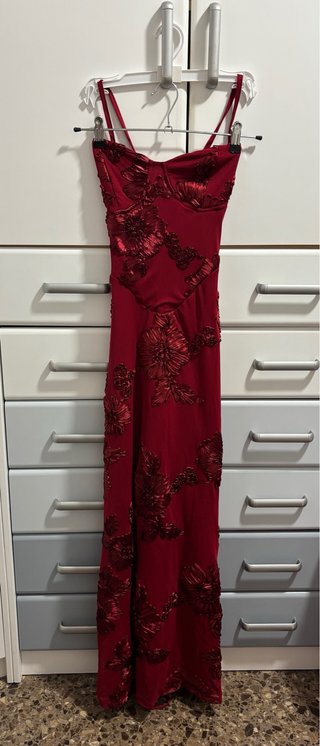 Vestido largo rojo con flores