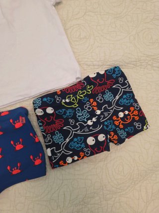 Conjunto camiseta y 2 bañadores bebé