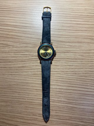 Reloj de pulsera dorado y negro paul jardin