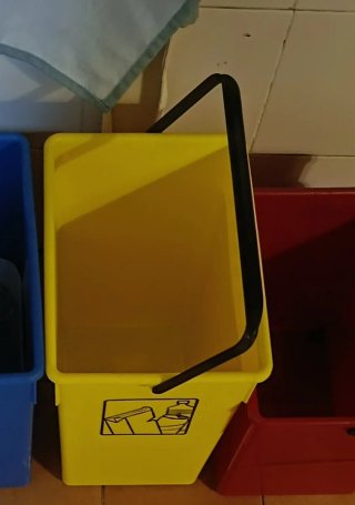 Cubo de reciclaje amarillo y rojo