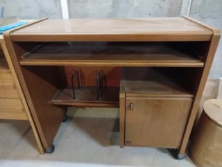 Mesa escritorio madera con bandeja para teclado