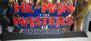Expositor de personajes de He-Man en cartón.