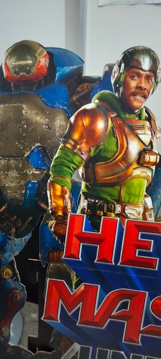 Expositor de personajes de He-Man en cartón.