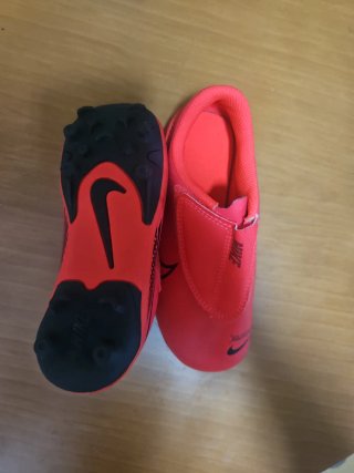 Botas de fútbol Nike Talla 29.5 cierre con velcro