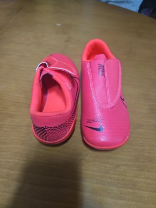 Botas de fútbol Nike Talla 29.5 cierre con velcro