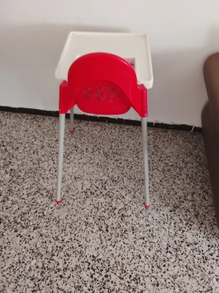 Trona para bebé roja y blanca