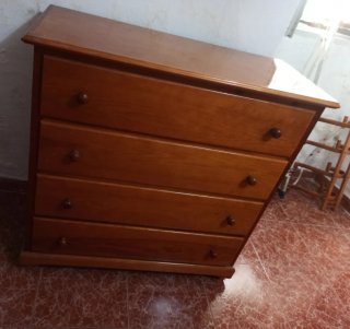 Cómoda de madera con 4 cajones