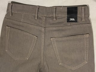 Pantalones pitillo ZARA trama beige/gris