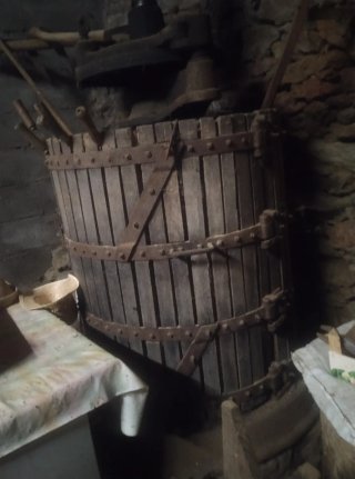Prensa de vino antigua de madera