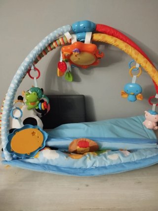 Móvil cuna Vtech y manta de juegos Vtech.
