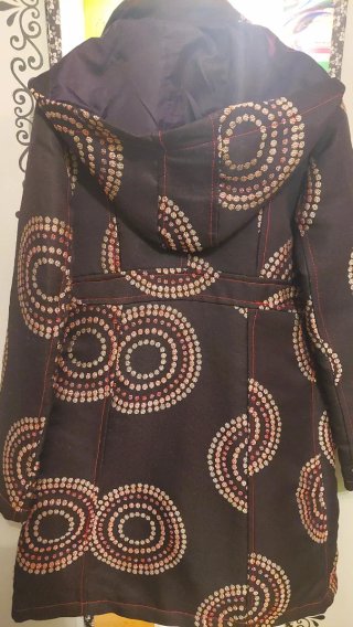 Abrigo con capucha y bolsillos Talla M