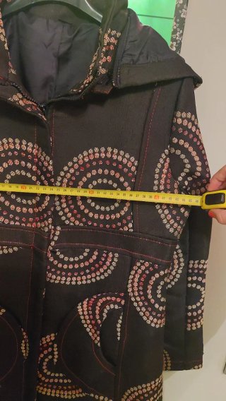 Abrigo con capucha y bolsillos Talla M