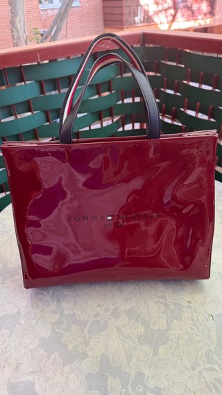 Bolso Tommy Hilfiger charol rojo