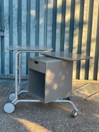 Mesa auxiliar para ordenador con ruedas