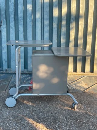 Mesa auxiliar para ordenador con ruedas