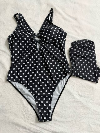 Bañador de una pieza con pareo a juego