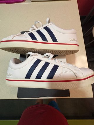 Zapatillas Adidas casuales blancas y azules