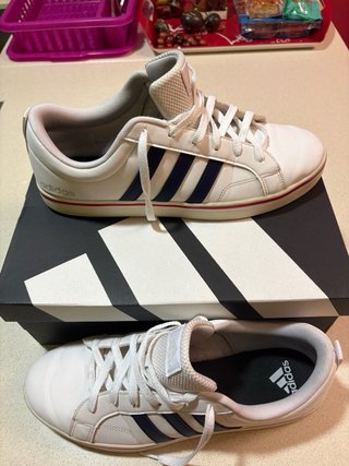 Zapatillas Adidas casuales blancas y azules